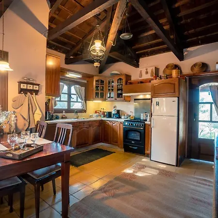 Rustic Retreat Ferienhaus Tílisos